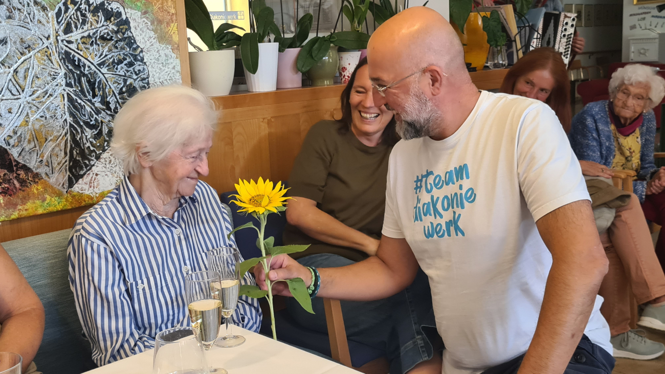 TB Graz 25 Jahre Mitarbeiter übergibt Sonnenblume